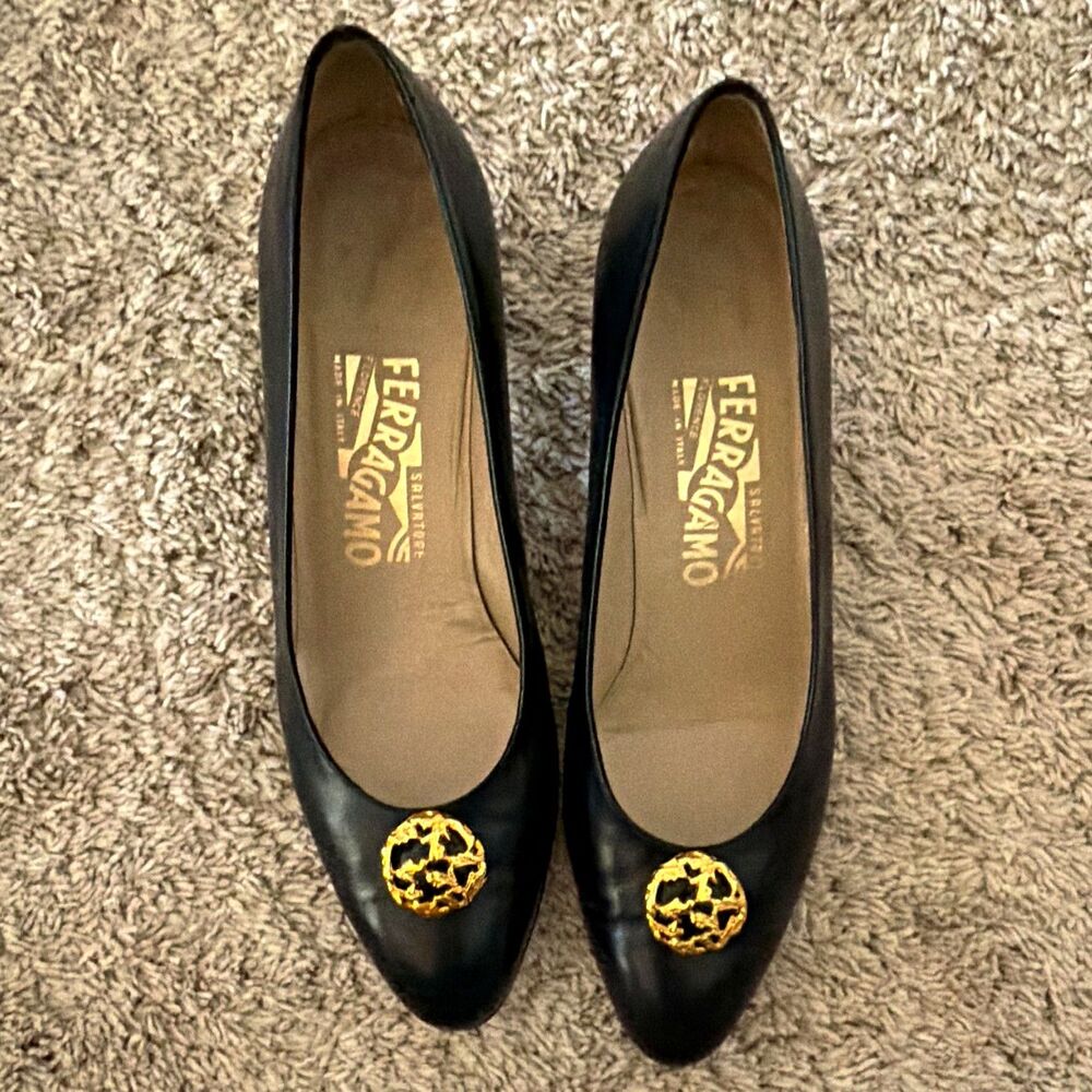 VTG Salvatore Ferragamo Black Leather Medallion Pumps Low Heel Italy Size 8.5 B